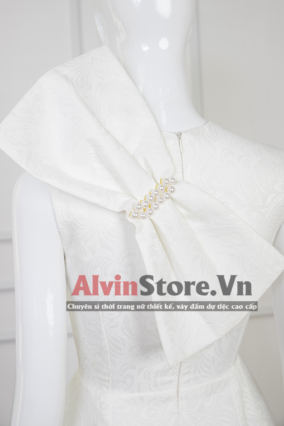 Đầm gấm ôm body sát nách nơ lưng đính ngọc