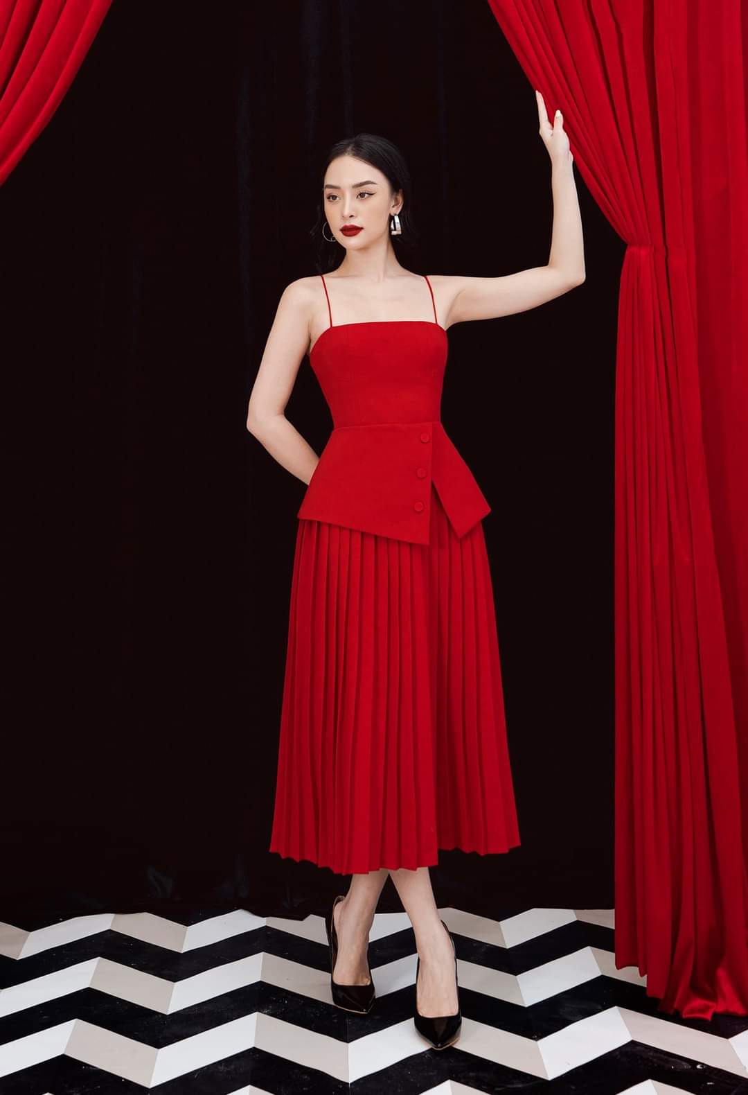 Đầm xòe kiểu hai dây chân váy xếp ly (Đỏ)