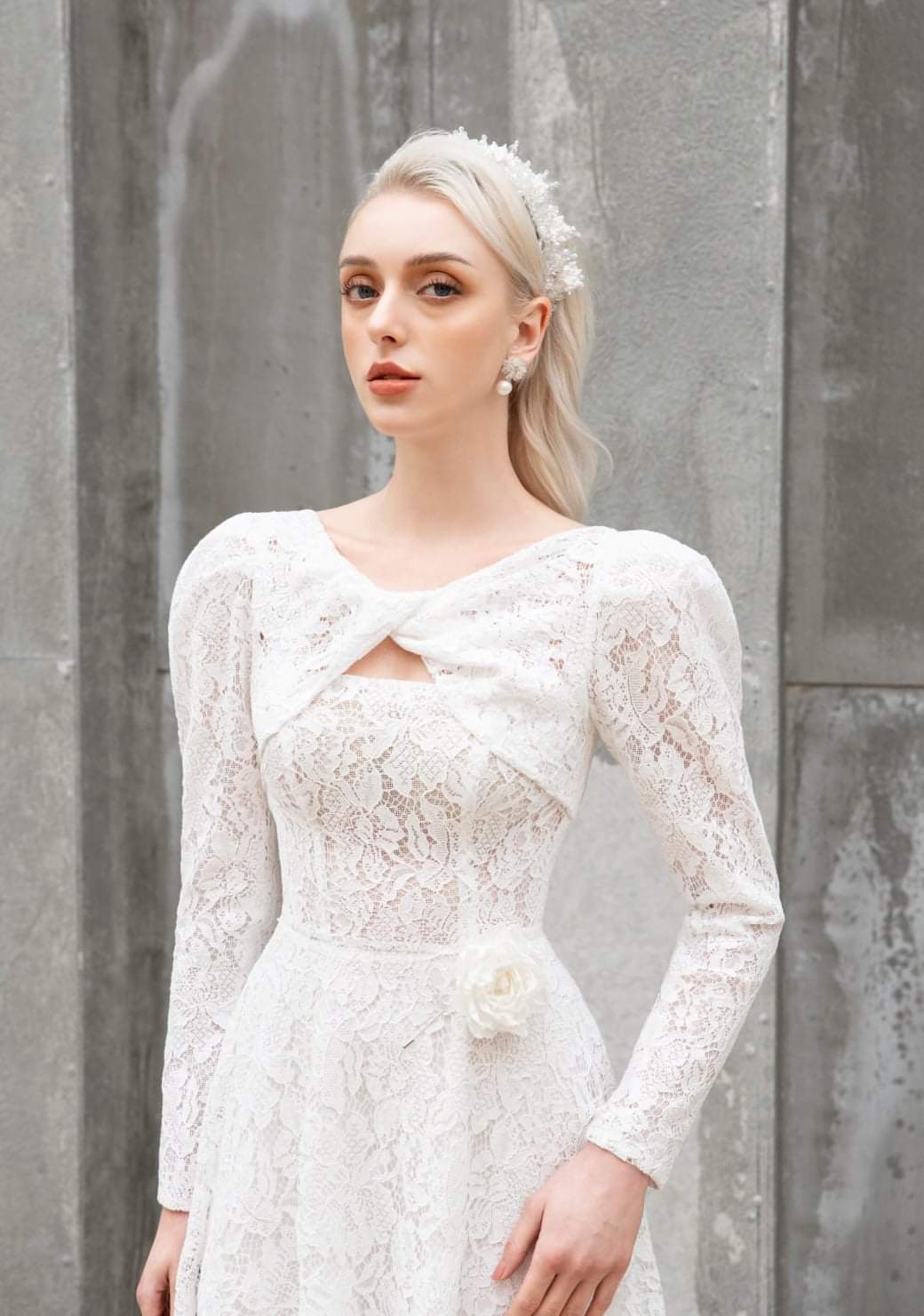 Đầm ren xòe kiểu tay dài phối hoa eo dự tiệc