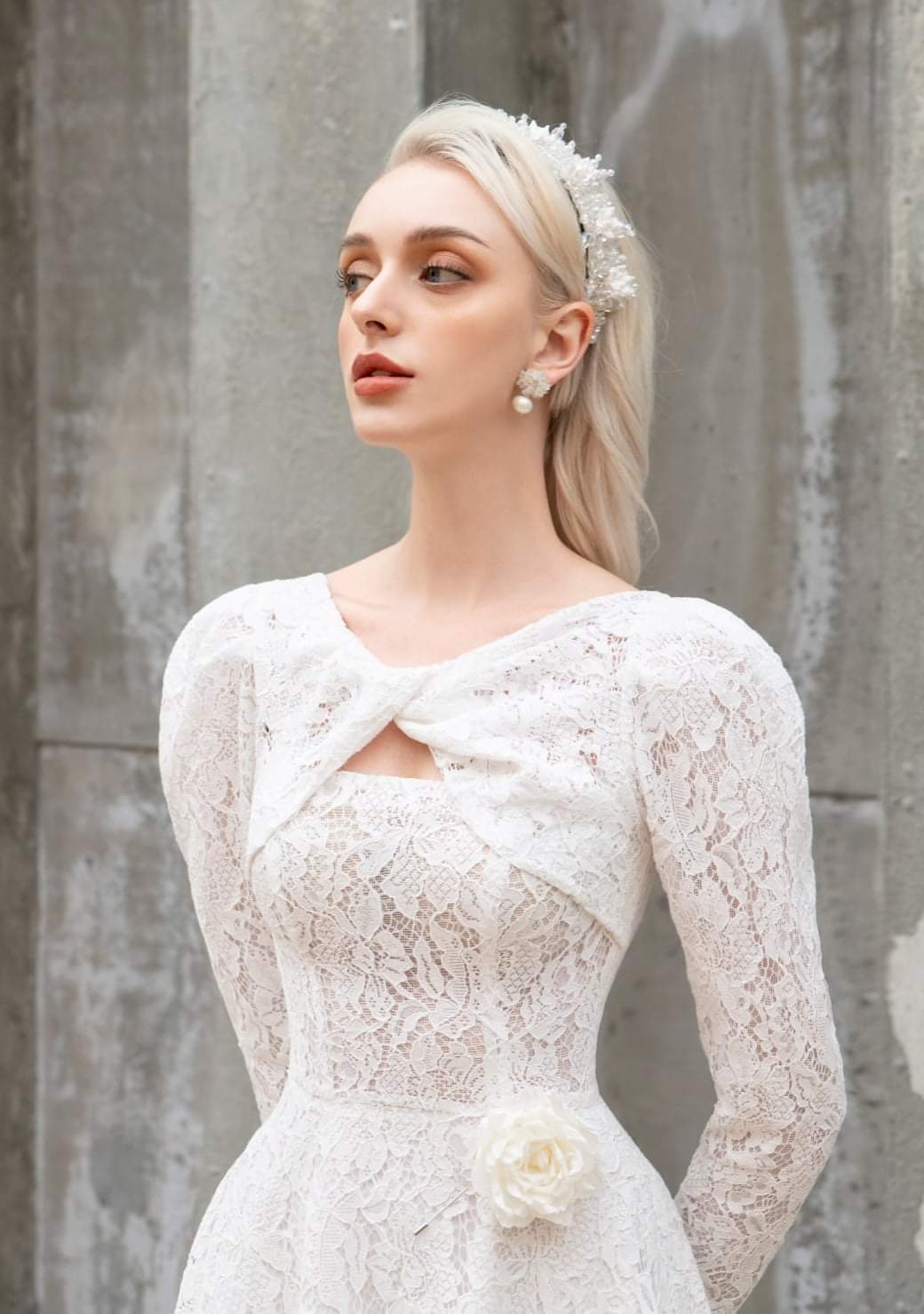 Đầm ren xòe kiểu tay dài phối hoa eo dự tiệc