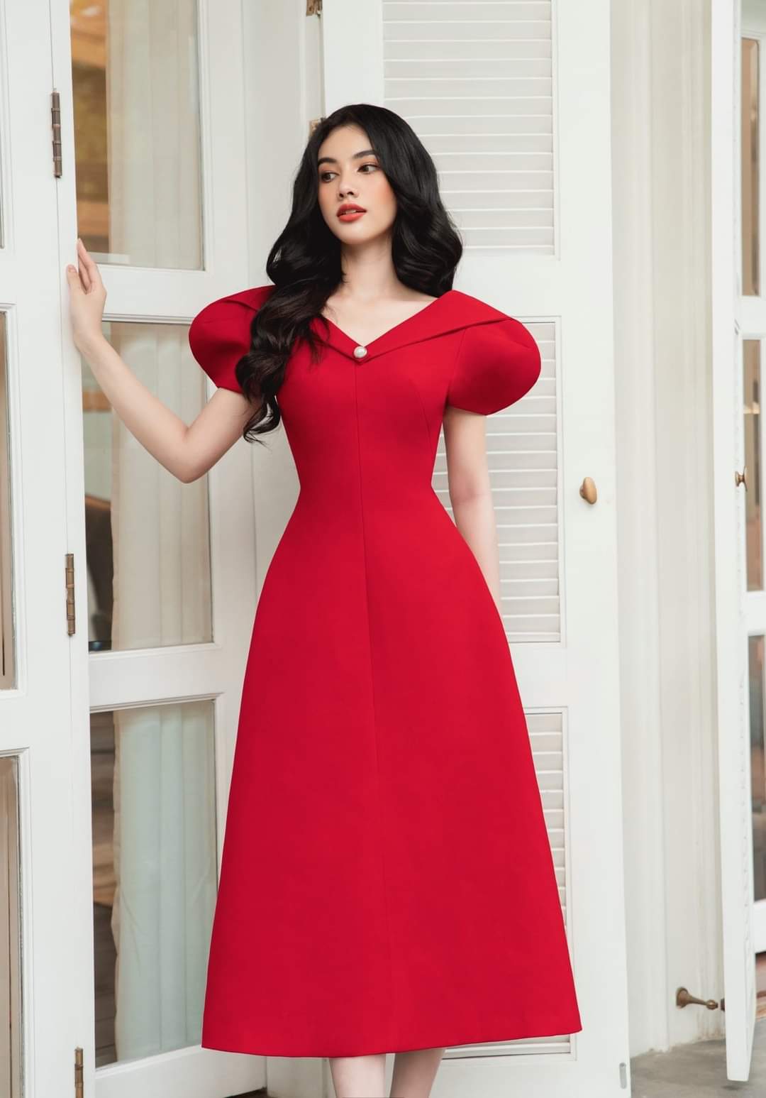 Đầm dáng xòe cổ V tay phồng đính ngọc