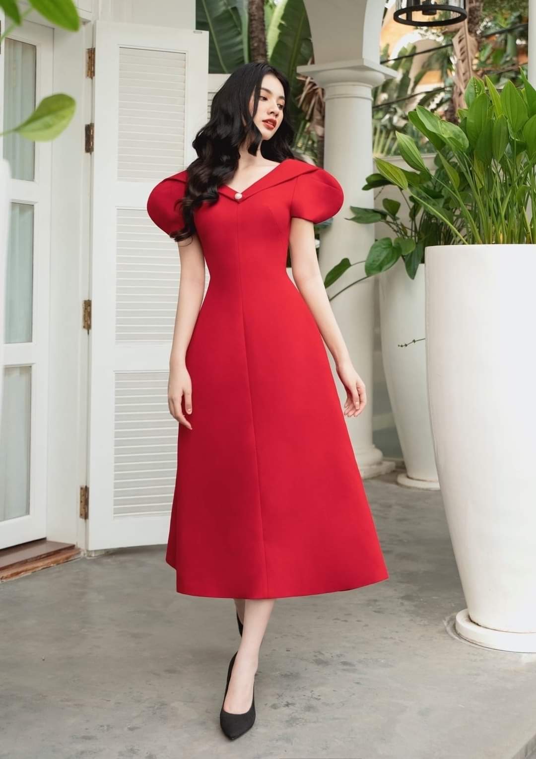 Đầm dáng xòe cổ V tay phồng đính ngọc