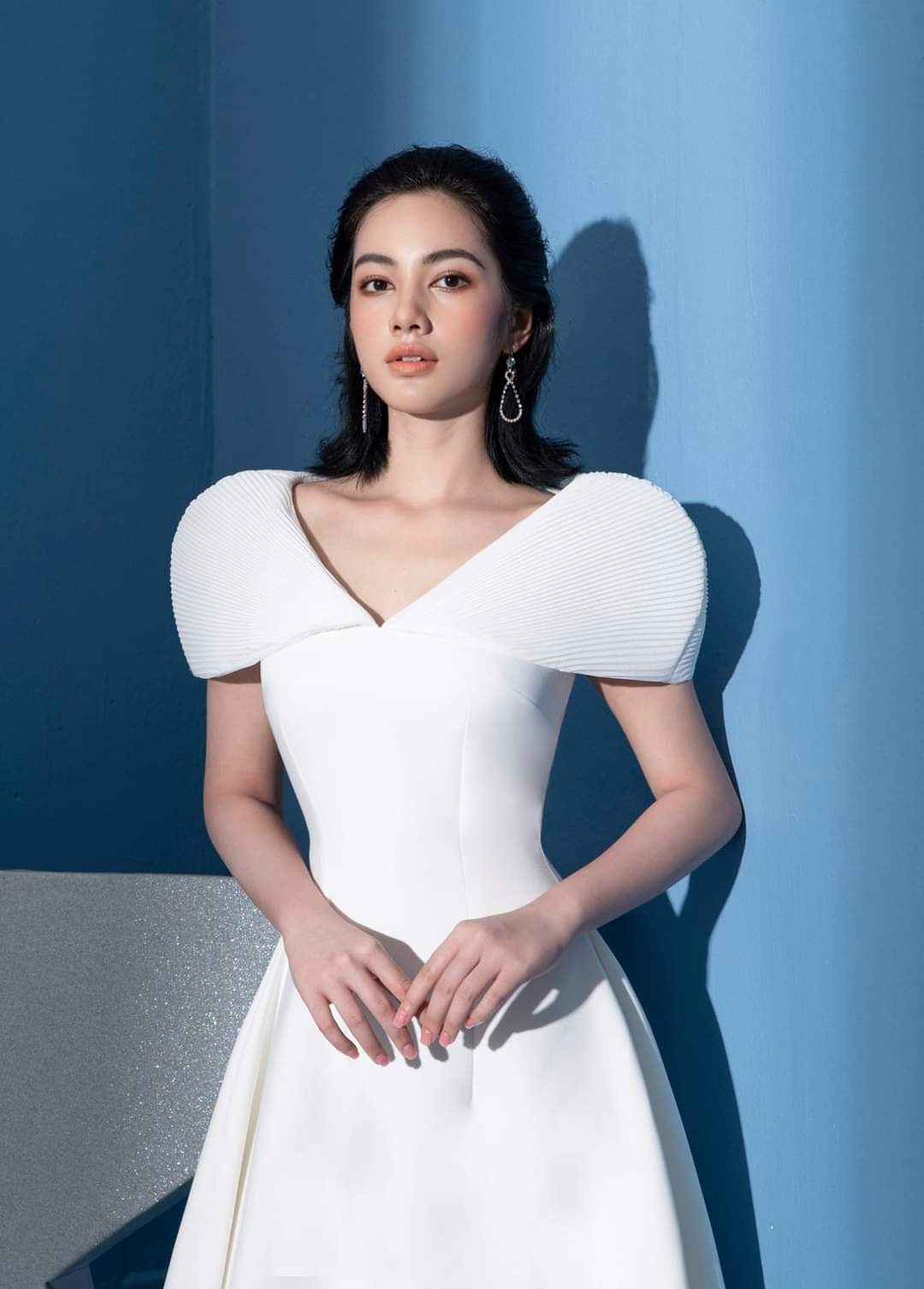 Đầm dáng xòe cổ V vai ngang phối tay xếp ly