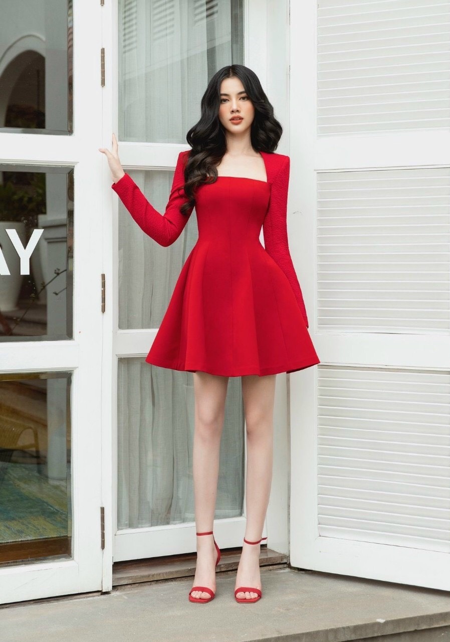 Đầm dáng xoè ngắn trên gối tay dài cổ vuông cúp ngực