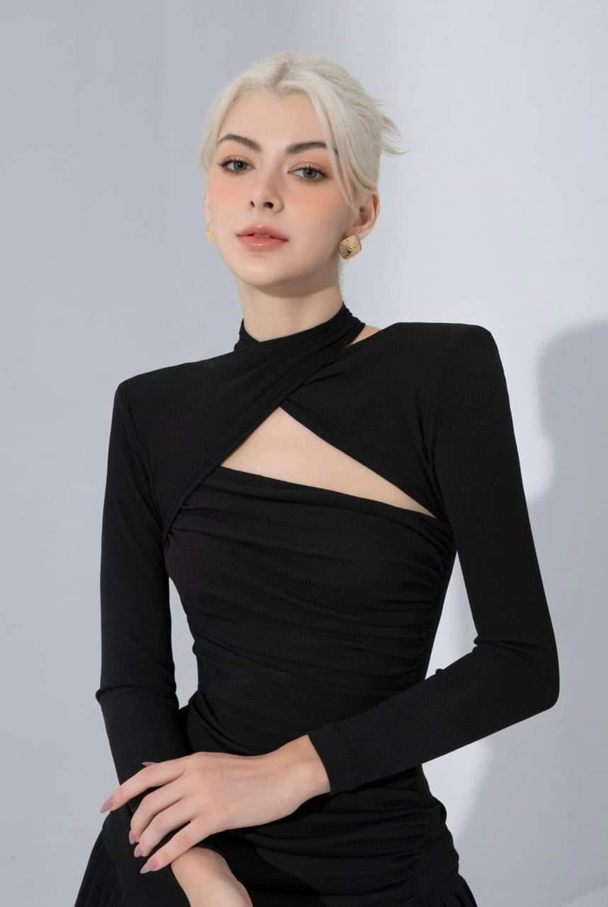 Set áo váy kiểu áo tay dài hở ngực váy xếp ly