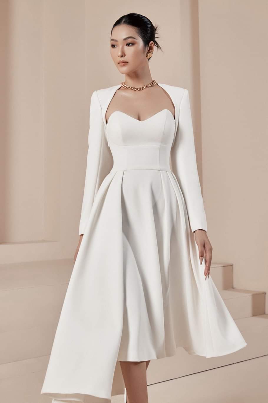 Đầm xòe tay dài cúp ngực hở lưng