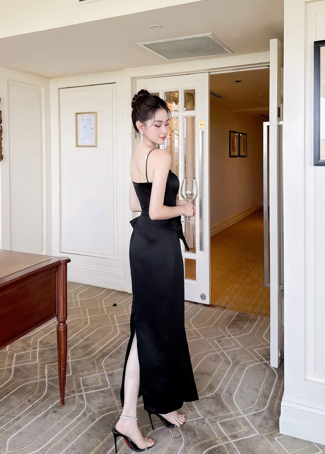 Đầm dạ hội kiểu hai dây cúp ngực phối nơ eo dự tiệc Alvin Store 2937 (Đen)