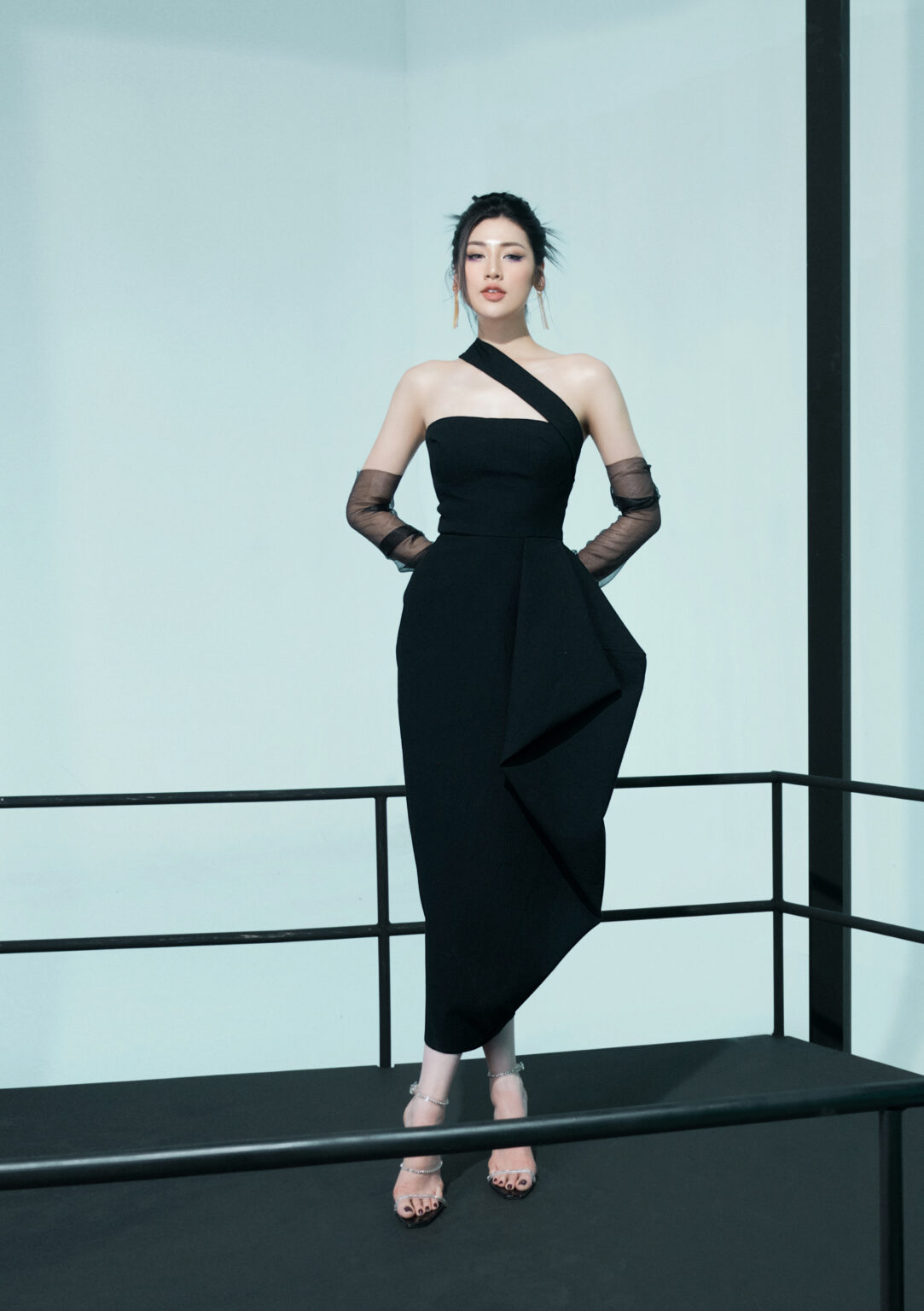 Đầm ôm body dáng dài kiểu cúp chéo ngực lệch vai Alvin Store 2938 (Đen)