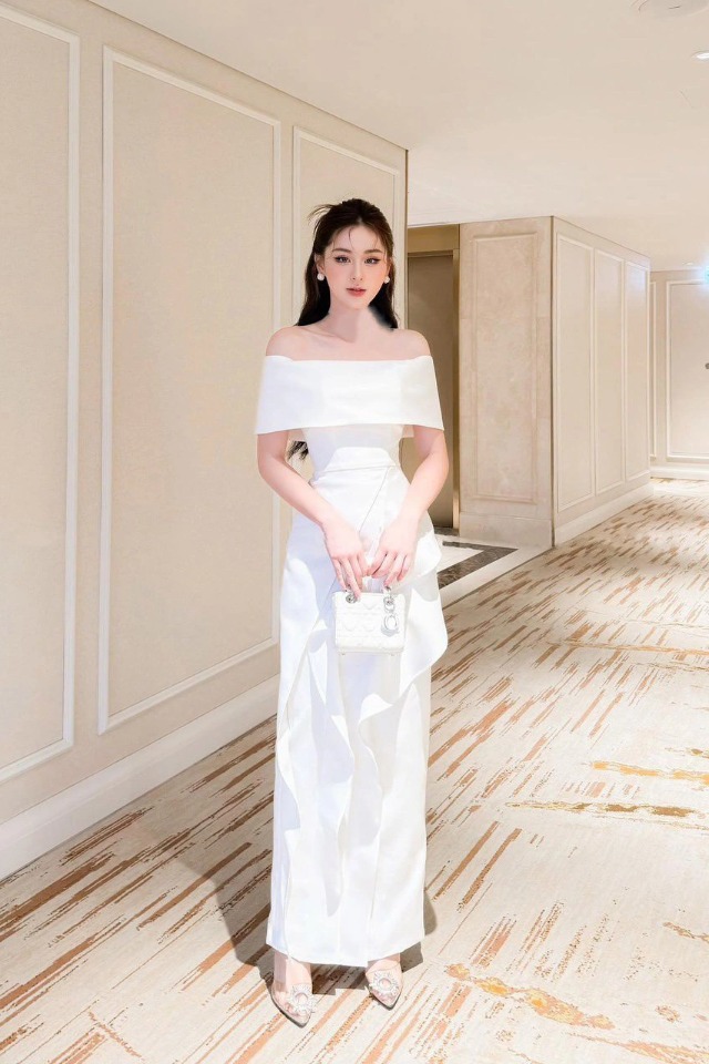 Đầm dự tiệc dáng dạ hội hở vai ngang phối bèo (KHÔNG KÈM HOA) Alvin Store 2944 (Trắng)