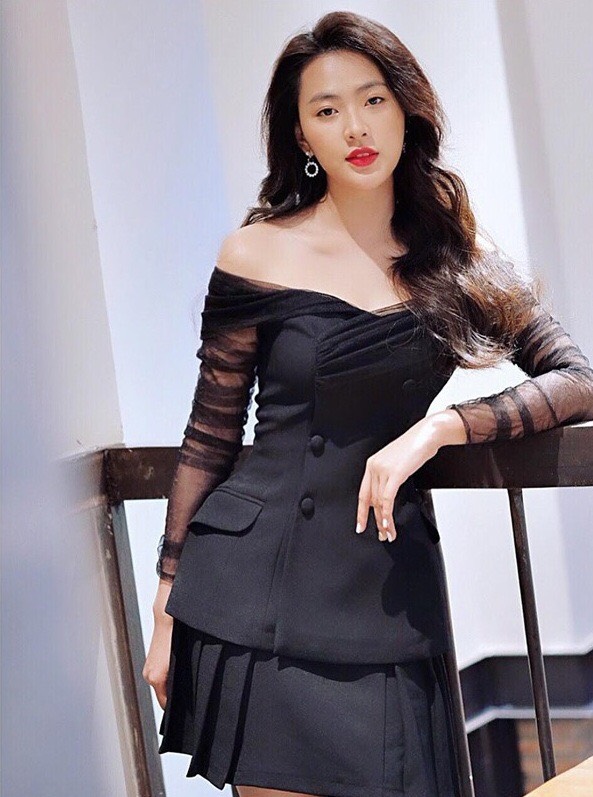 Set áo váy kiểu áo hở vai phối lứoi và váy xếp ly (Trắng)