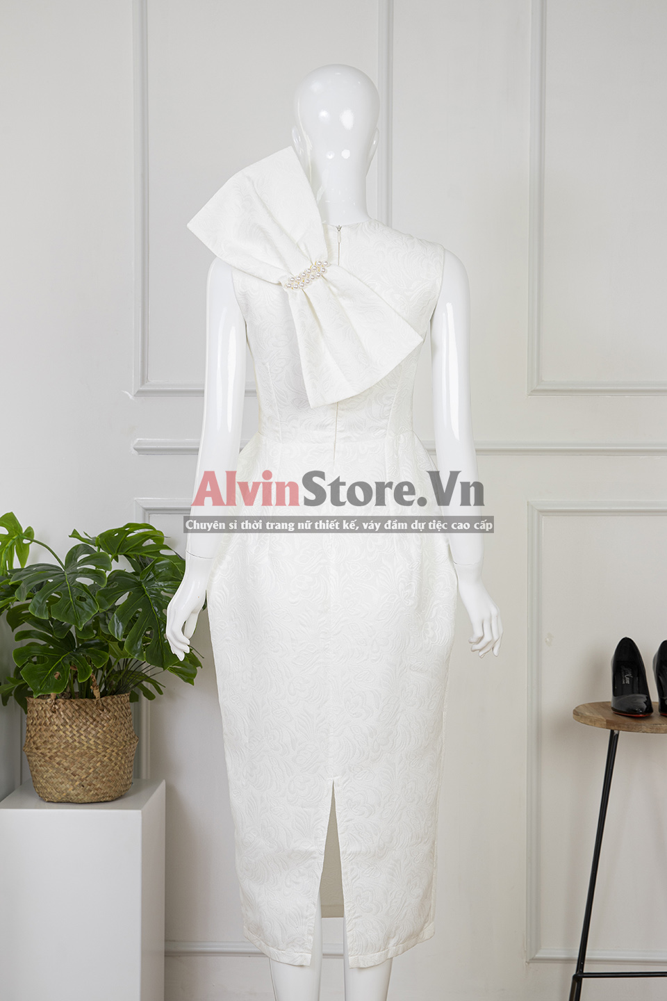 Đầm gấm ôm body sát nách nơ lưng đính ngọc