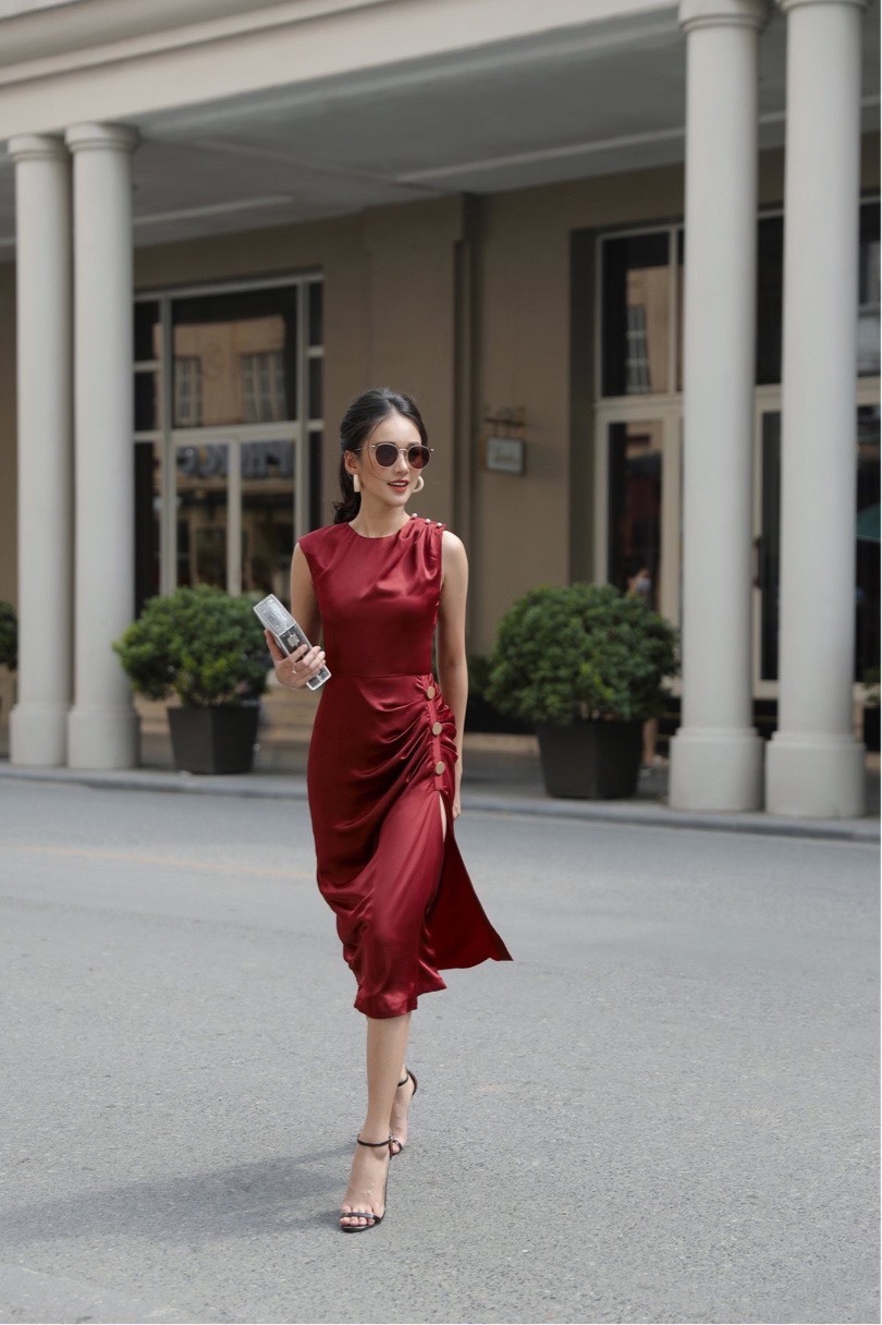 Đầm xoè kiểu sát nách xếp ly eo phối nút