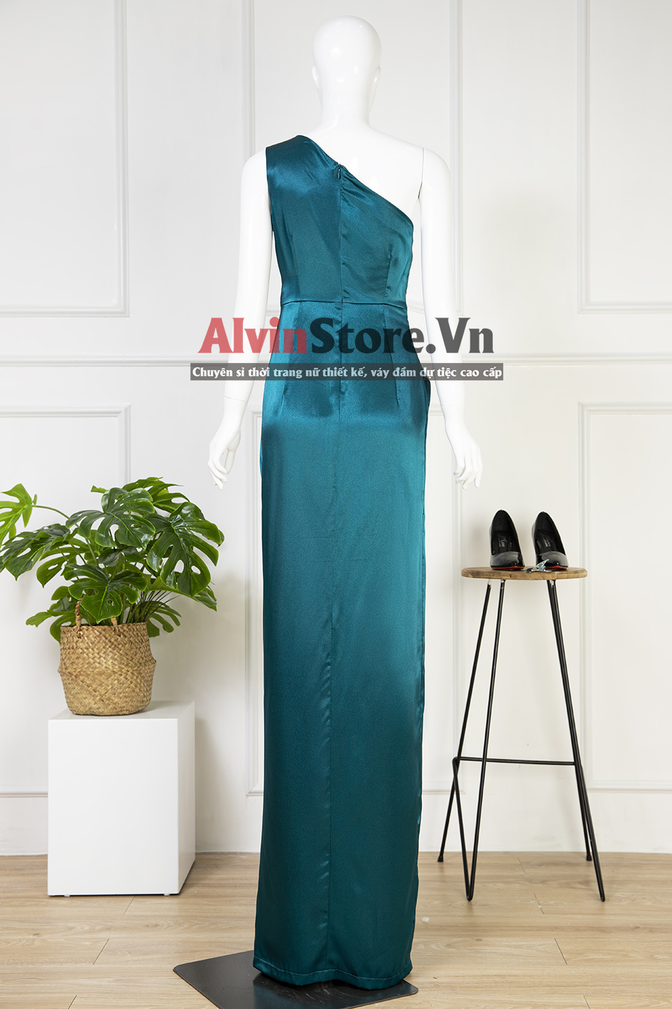 Đầm dạ hội kiểu lệch vai chéo tà