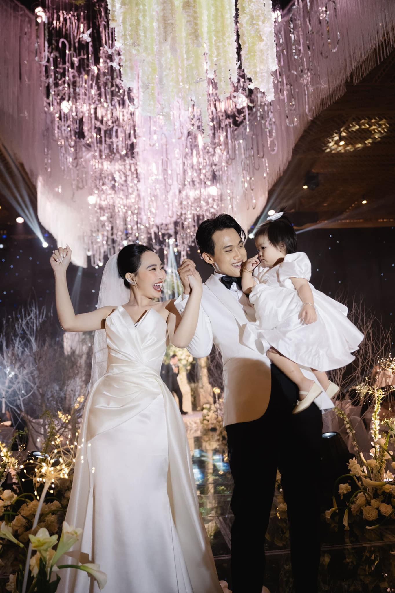 Đầm dạ hội cô dâu cúp ngực phối choàng tùng sau