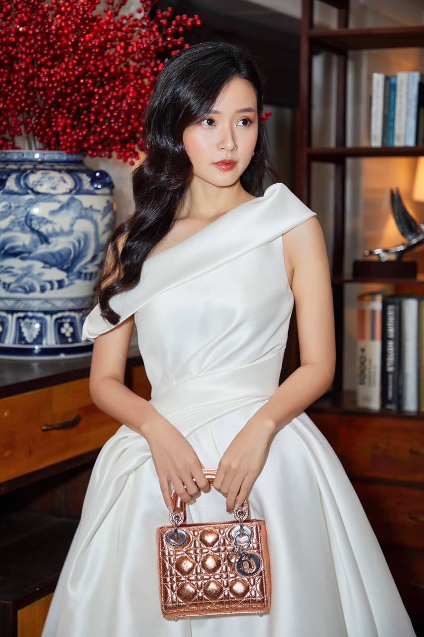 Đầm xoè kiểu lệch vai nhún eo sang trọng