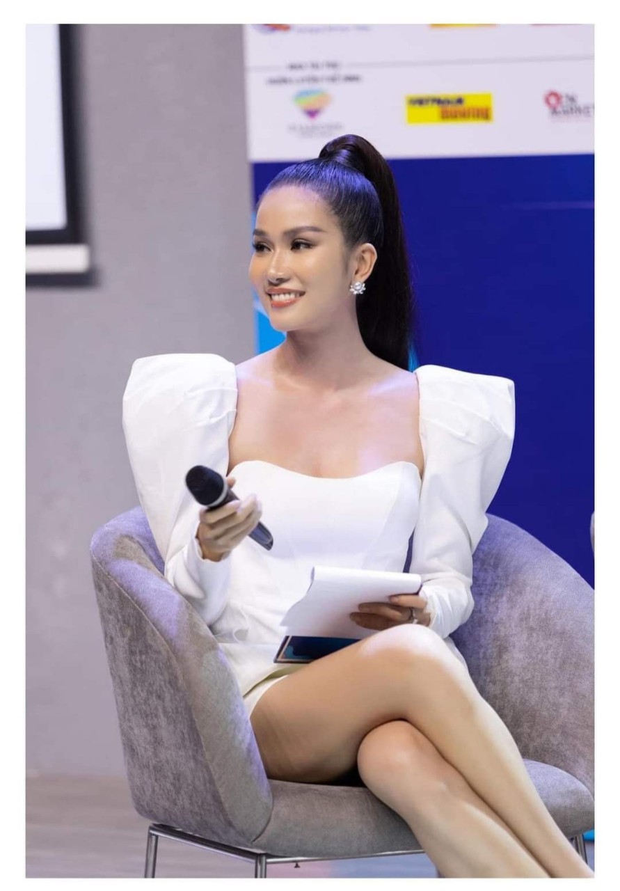 Đầm ôm body cúp ngực tay dài phồng ( Trắng )