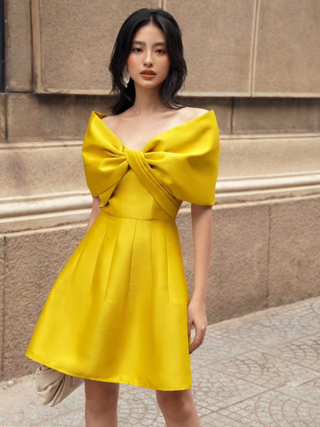 Đầm dáng xòe ngắn hở vai ngang phối nơ sang trọng (Đen)