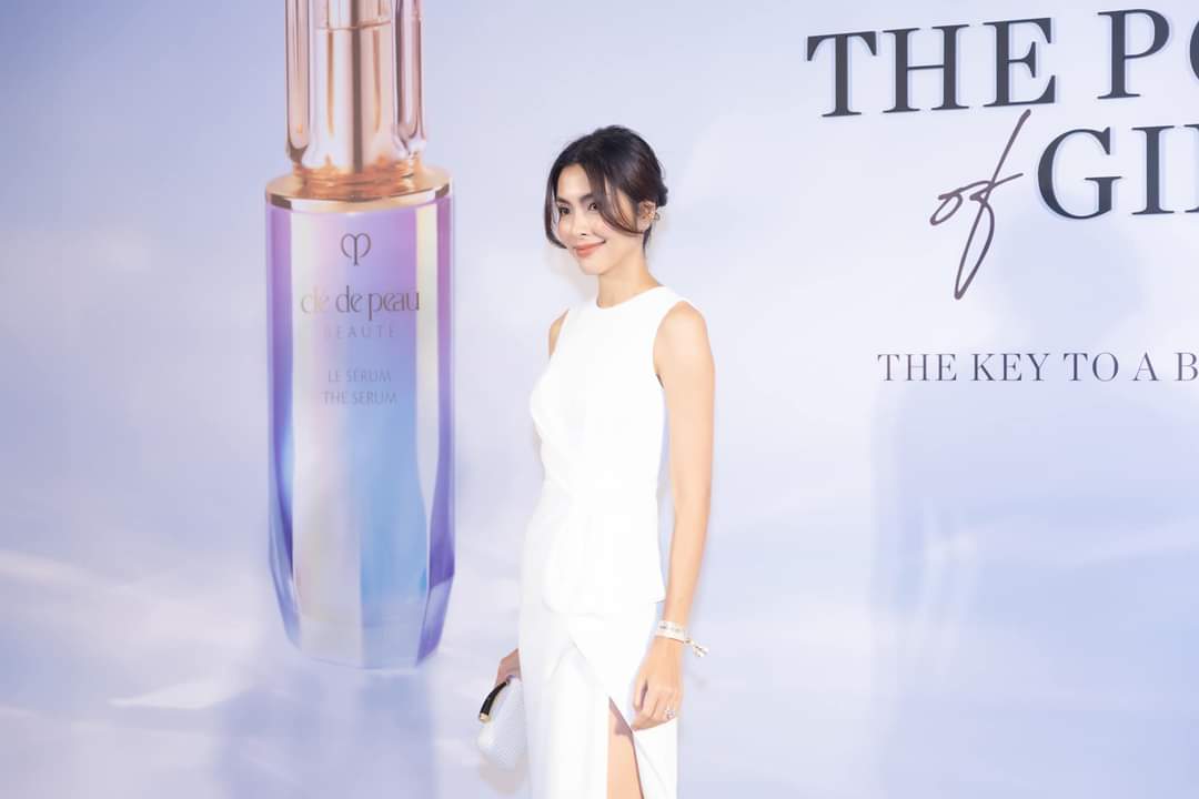 Đầm dạ hội kiểu sát nách bèo eo xẻ đùi (Trắng)