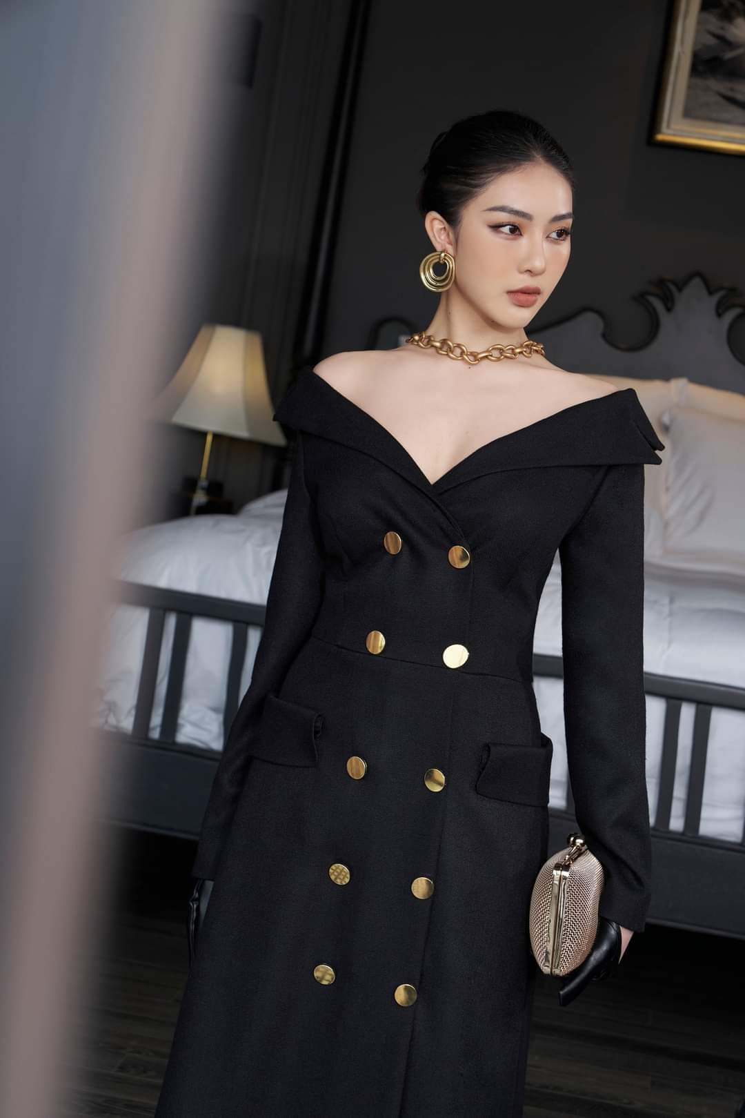 Đầm xòe dài cổ vest hở vai tay dài phối nút