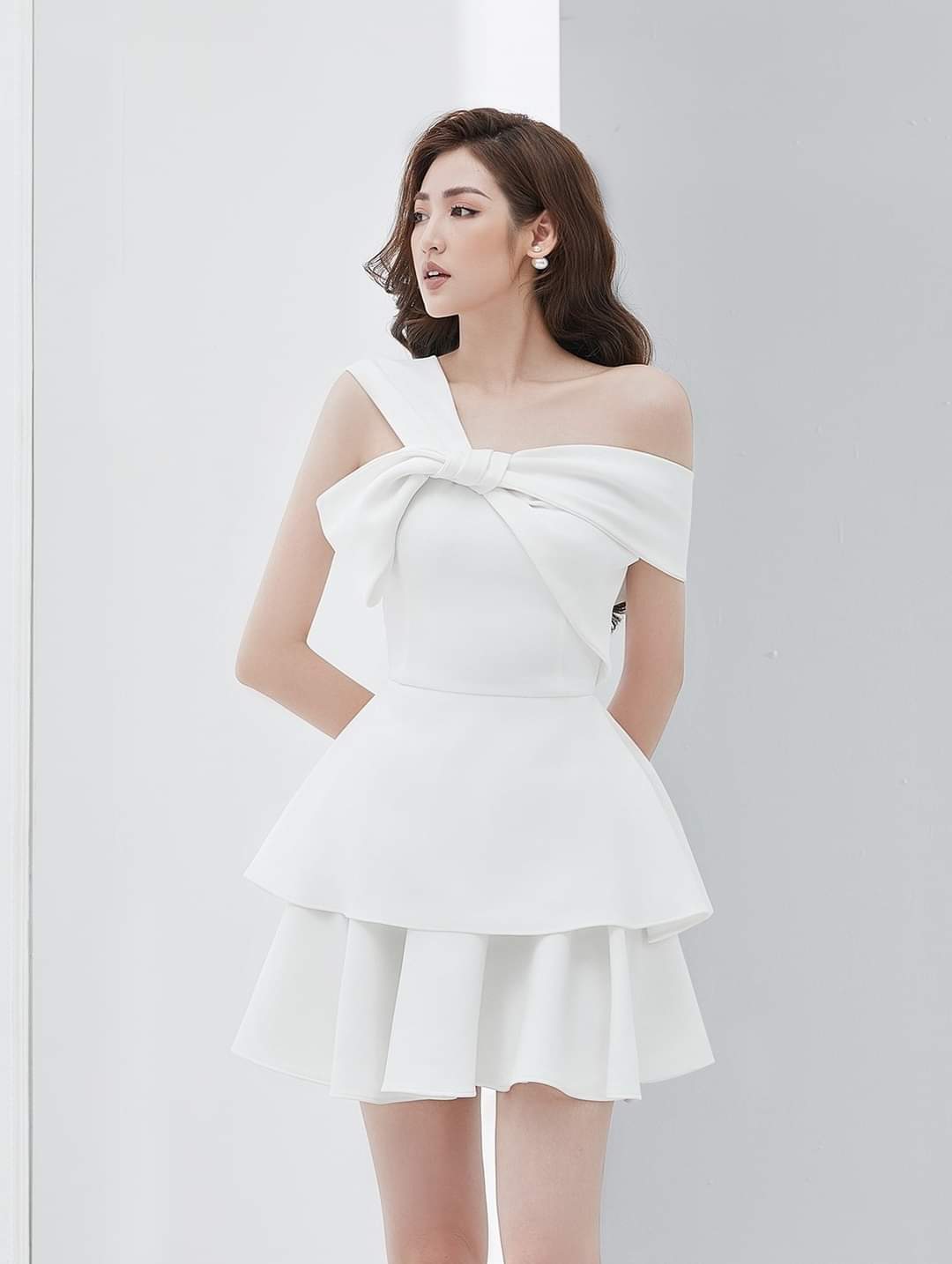 Đầm xòe hai tầng kiểu lệch vai phối nơ