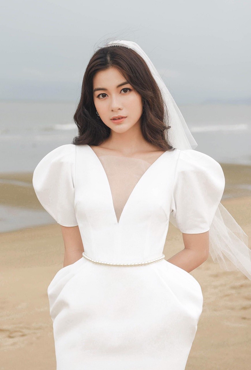 Đầm ôm body tay phồng xẻ ngực phối lưới dây ngọc eo (Trắng)