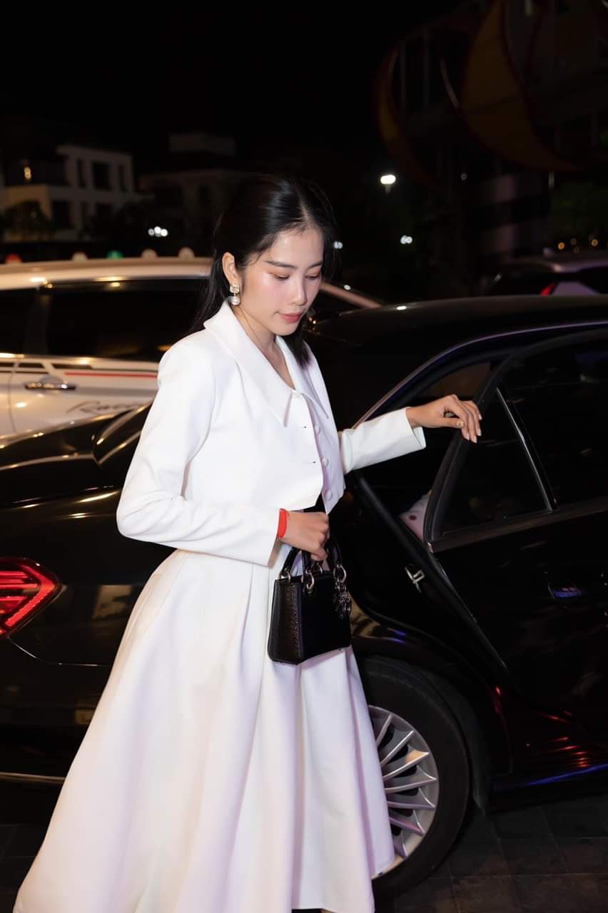 Đầm dáng xòe dài hai dây phối áo khoác vest tay dài