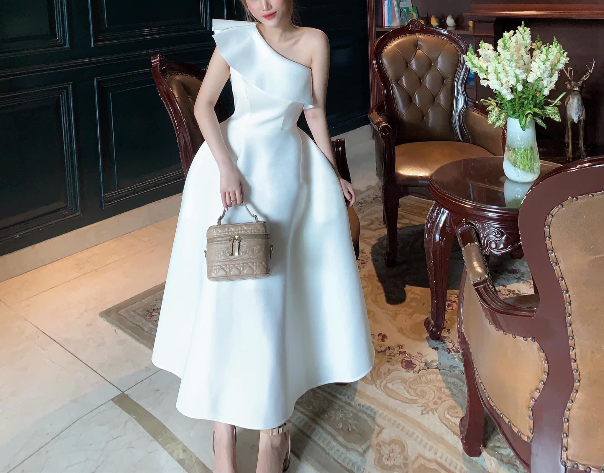 Đầm dáng xòe dài tiểu thư lệch vai phối bèo (Nude)