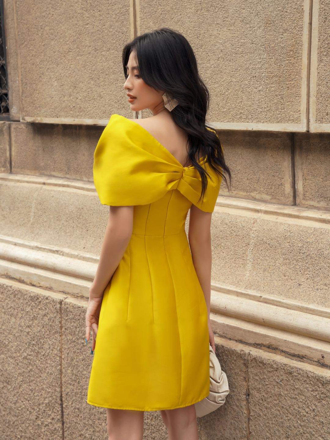 Đầm dáng xòe ngắn hở vai ngang phối nơ sang trọng (Đen)