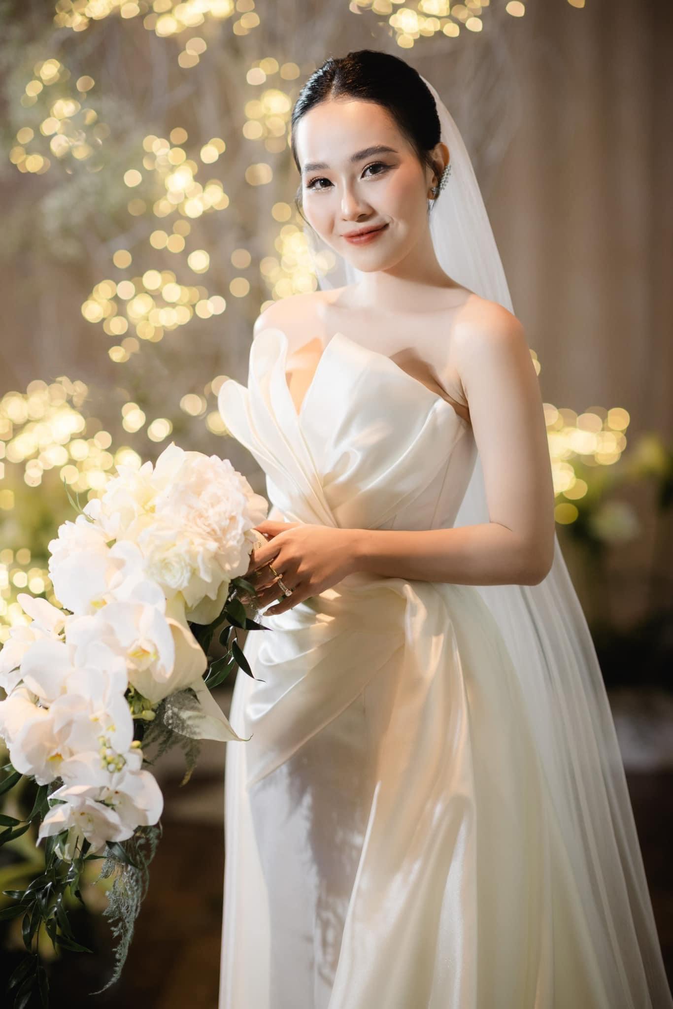 Đầm dạ hội cô dâu cúp ngực phối choàng tùng sau