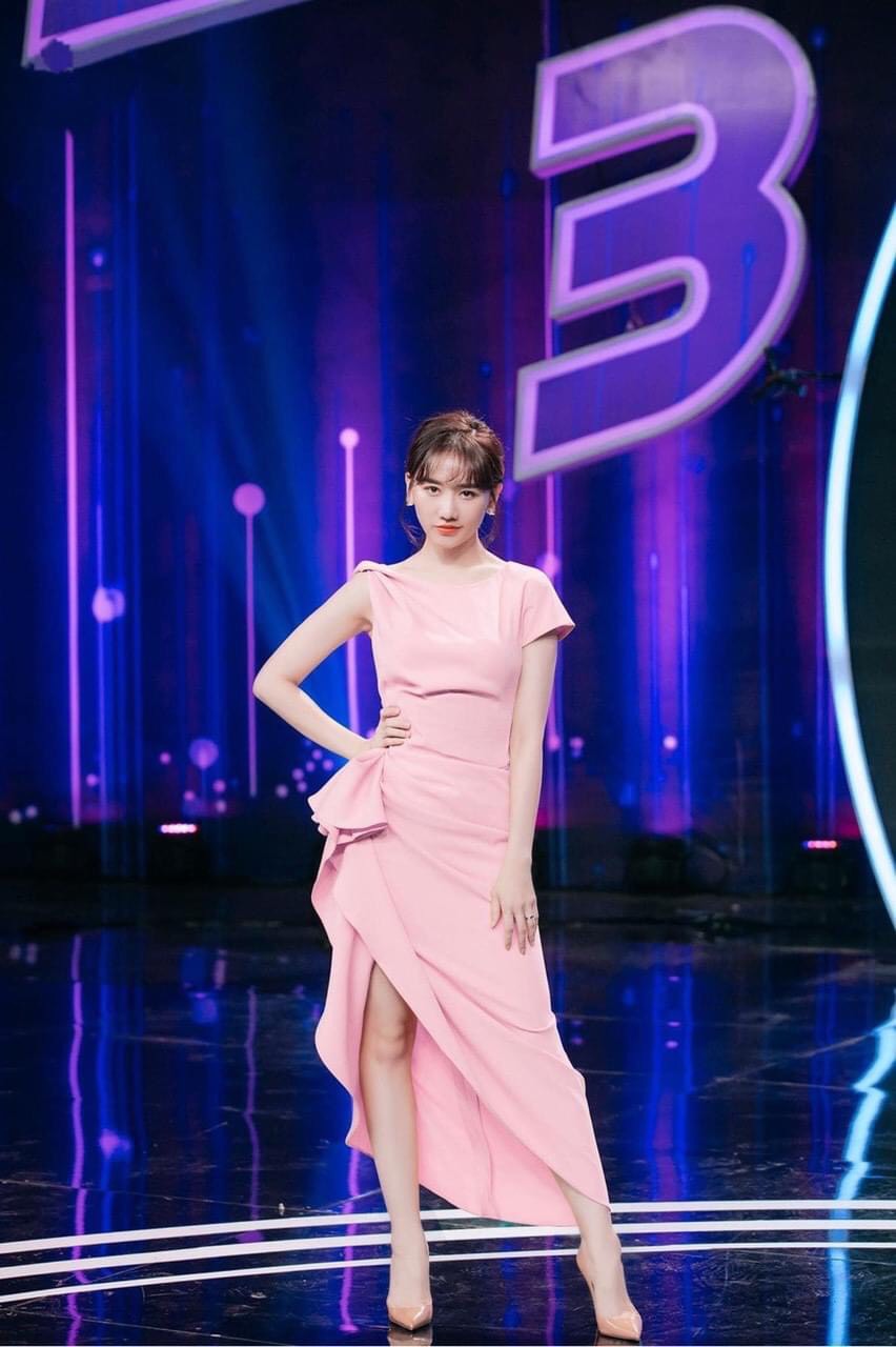 Đầm ôm body kiểu lệch vai nhún eo phối bèo (Nude đậm)