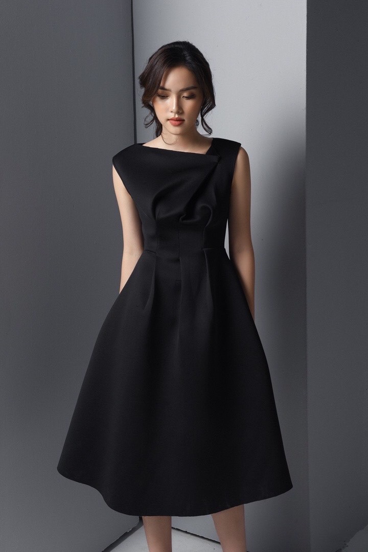 Đầm xoè kiểu sát nách chéo cổ có túi