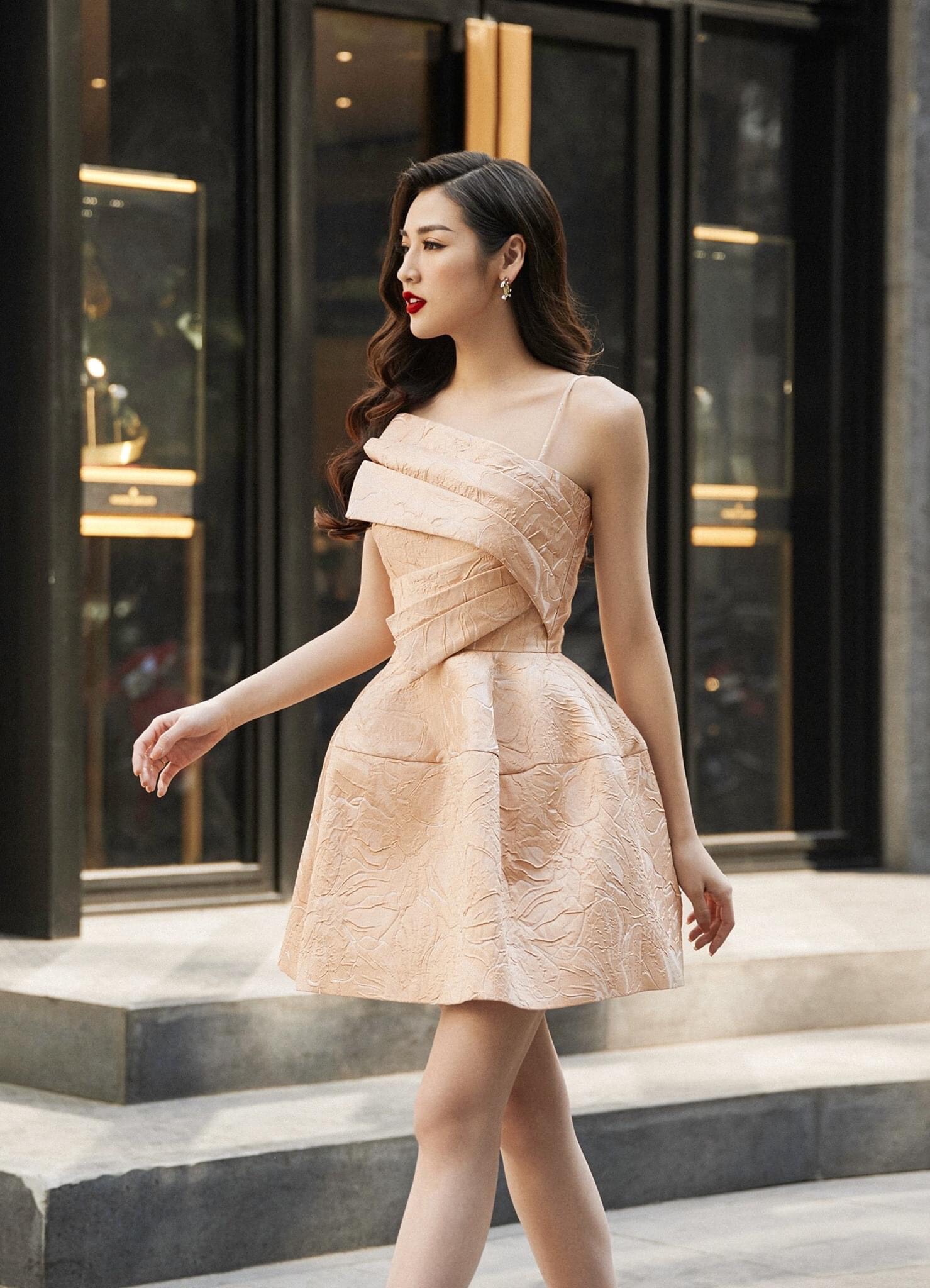 Đầm xòe gấm kiểu hai dây bèo xếp ly trước ngực (Nude)