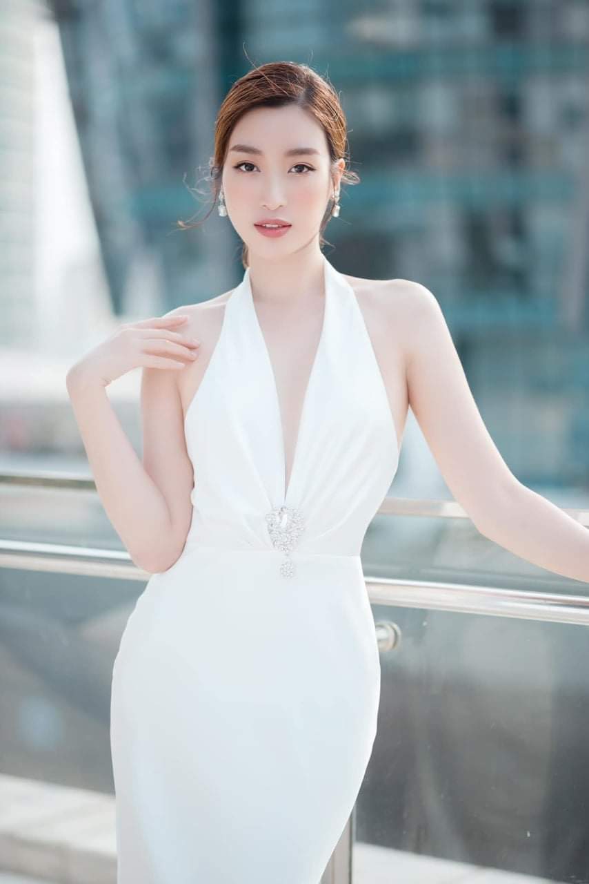 Đầm PG kim sa vàng cổ yếm - mẫu 3 - Cho thuê đầm PG, lễ tân, trang phục sự  kiện - She Loves