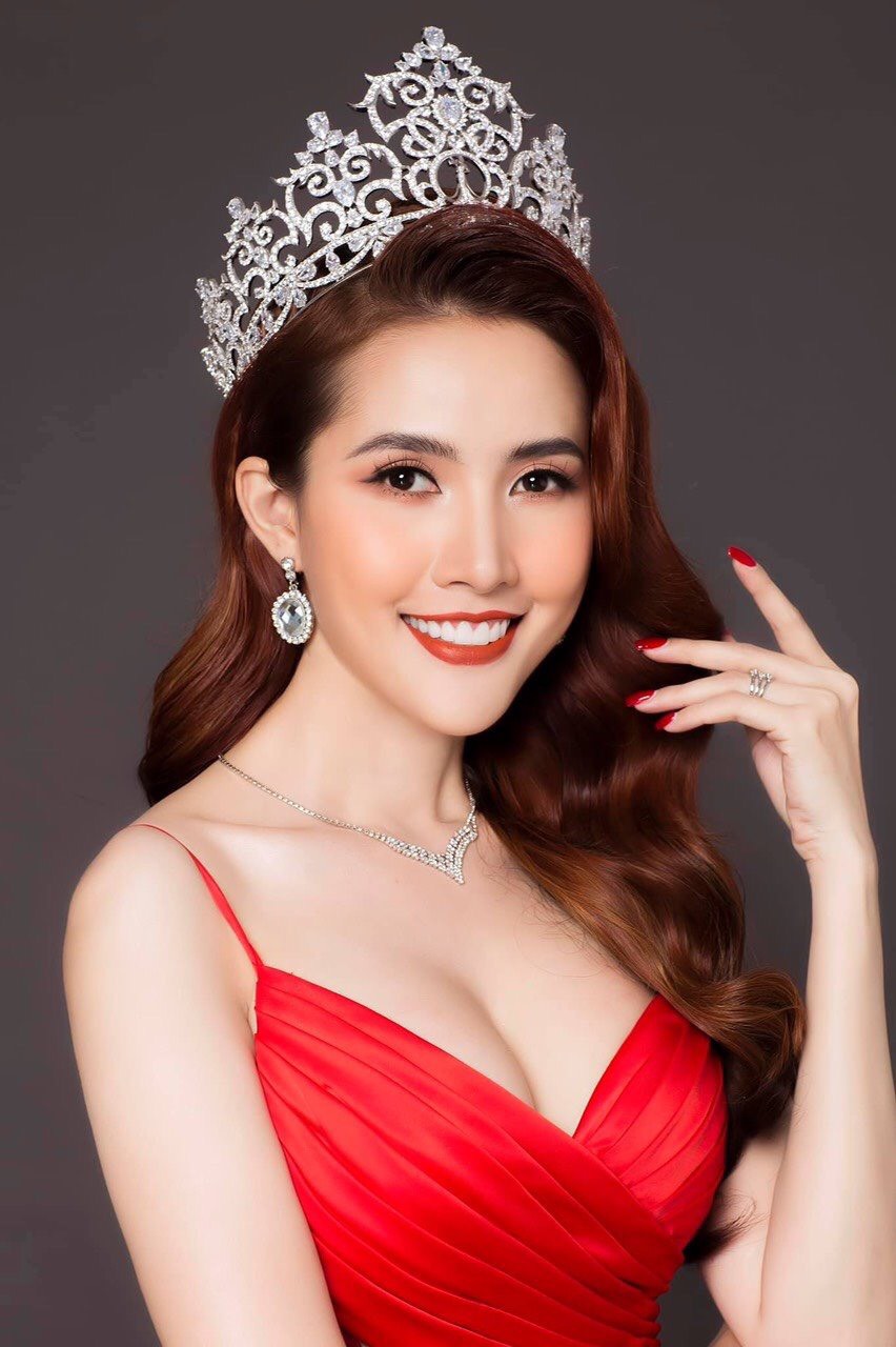 Đầm dạ hội kiểu hai dây xẻ đùi phối lưới