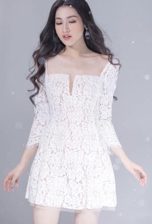 Đầm ren xoè kiểu cổ vuông xẻ ngực tay dài