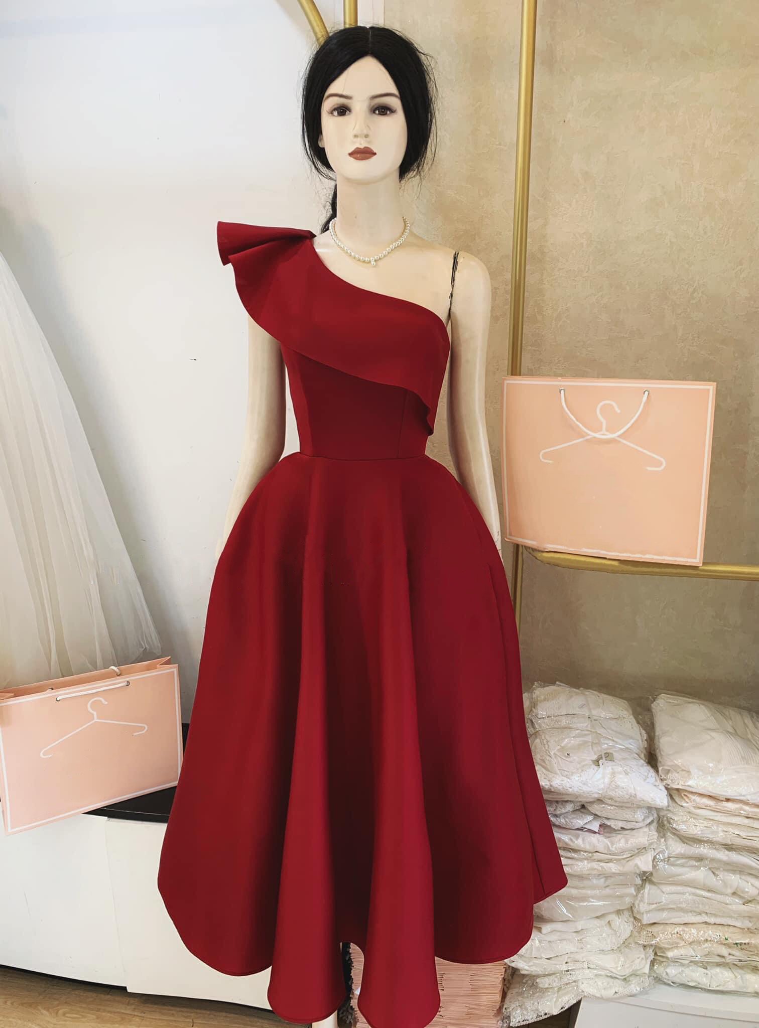 Đầm dáng xòe dài tiểu thư lệch vai phối bèo (Đỏ đô)