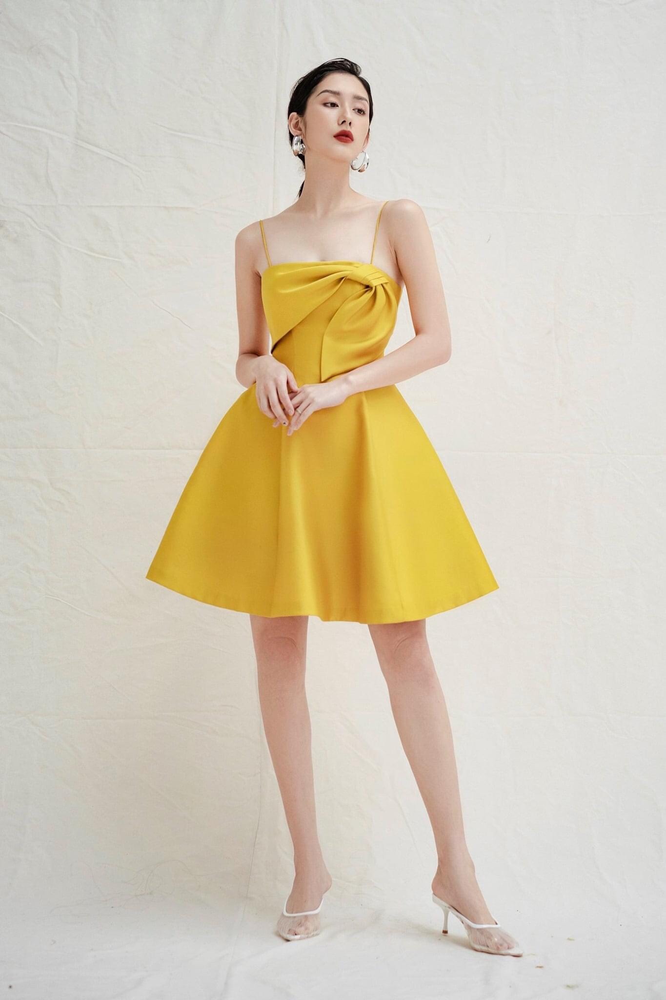 Đầm xoè hai dây cúp ngực phối nơ (Vàng)