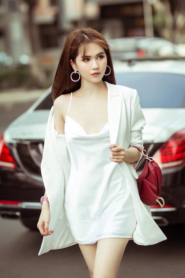 Đầm ôm body kiểu cổ đổ kèm áo khoác vest