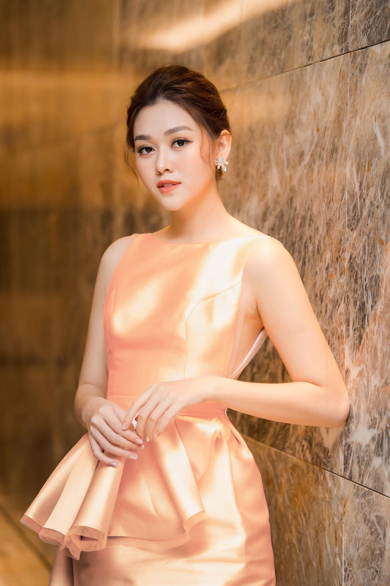 Đầm dạ hội kiểu cổ thuyền sát nách bèo eo (Trắng)