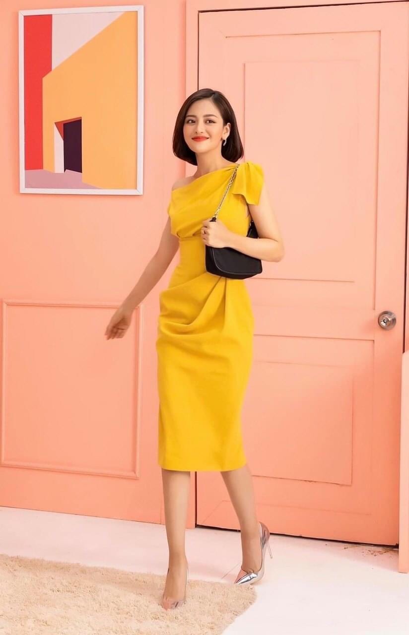 Đầm ôm body kiểu lệch vai nơ vai xếp ly bụng (Trắng)