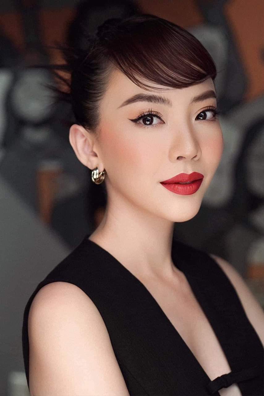 Đầm xòe sát nách hở ngực phối túi ( Đen )