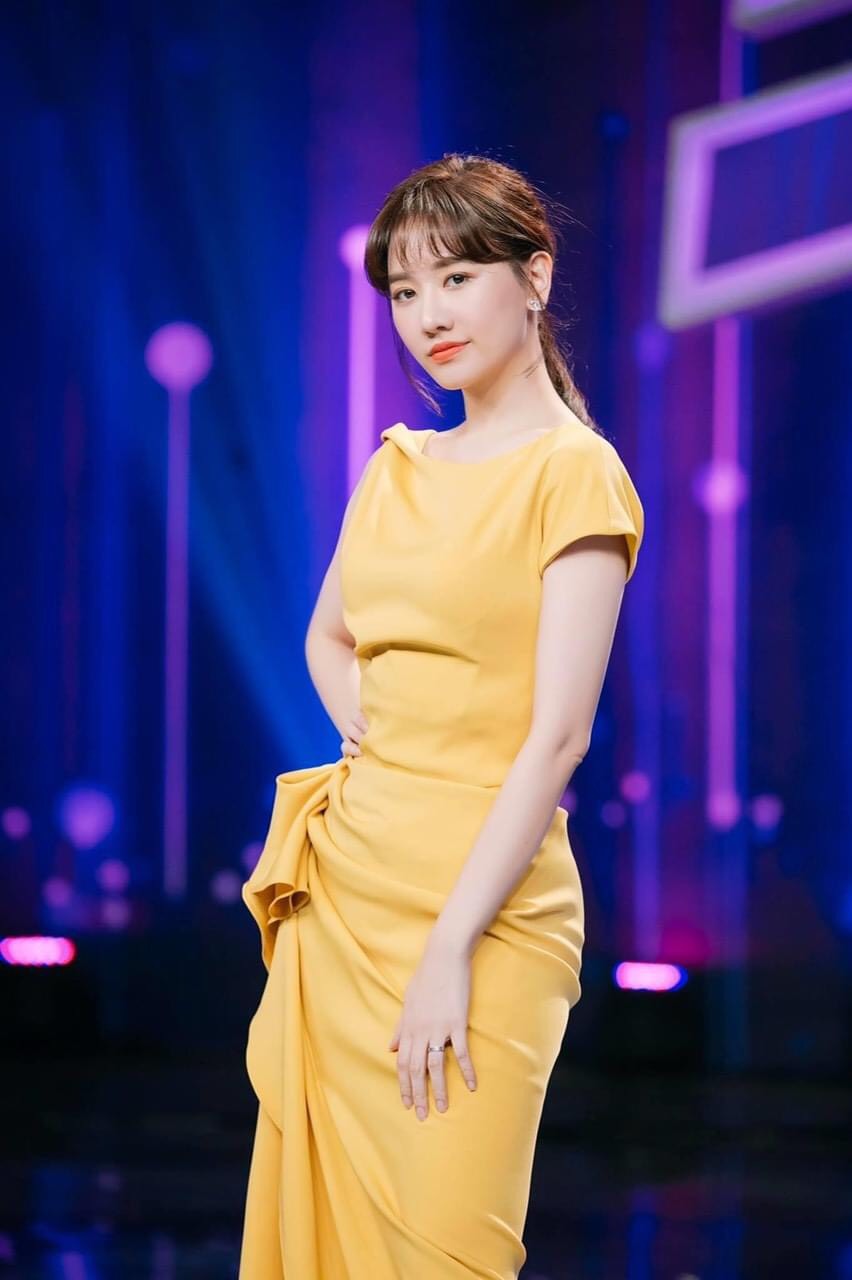 Đầm ôm body kiểu lệch vai nhún eo phối bèo (Nude đậm)