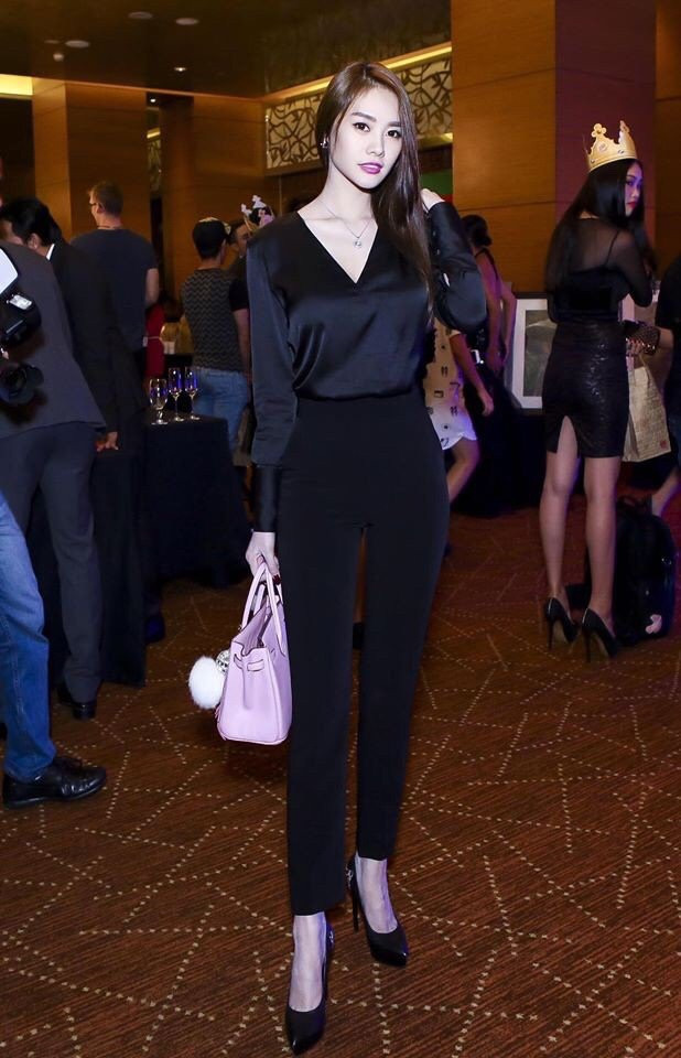 Áo quần kiểu áo tay dài cổ tim quần dài ôm (Áo trắng quần trắng)