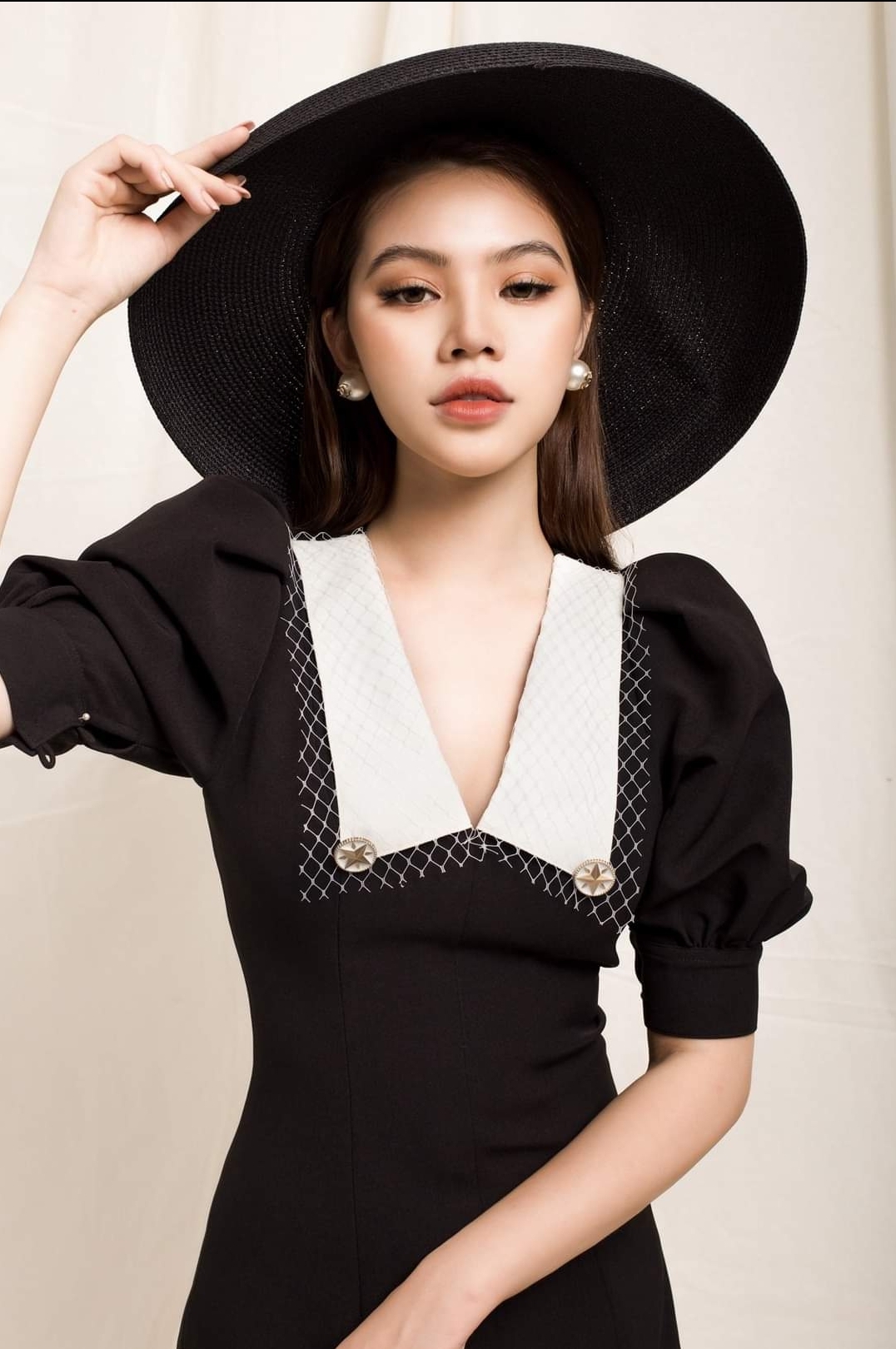 Đầm xòe kiểu tay con phối lưới kèm nút tiểu thư