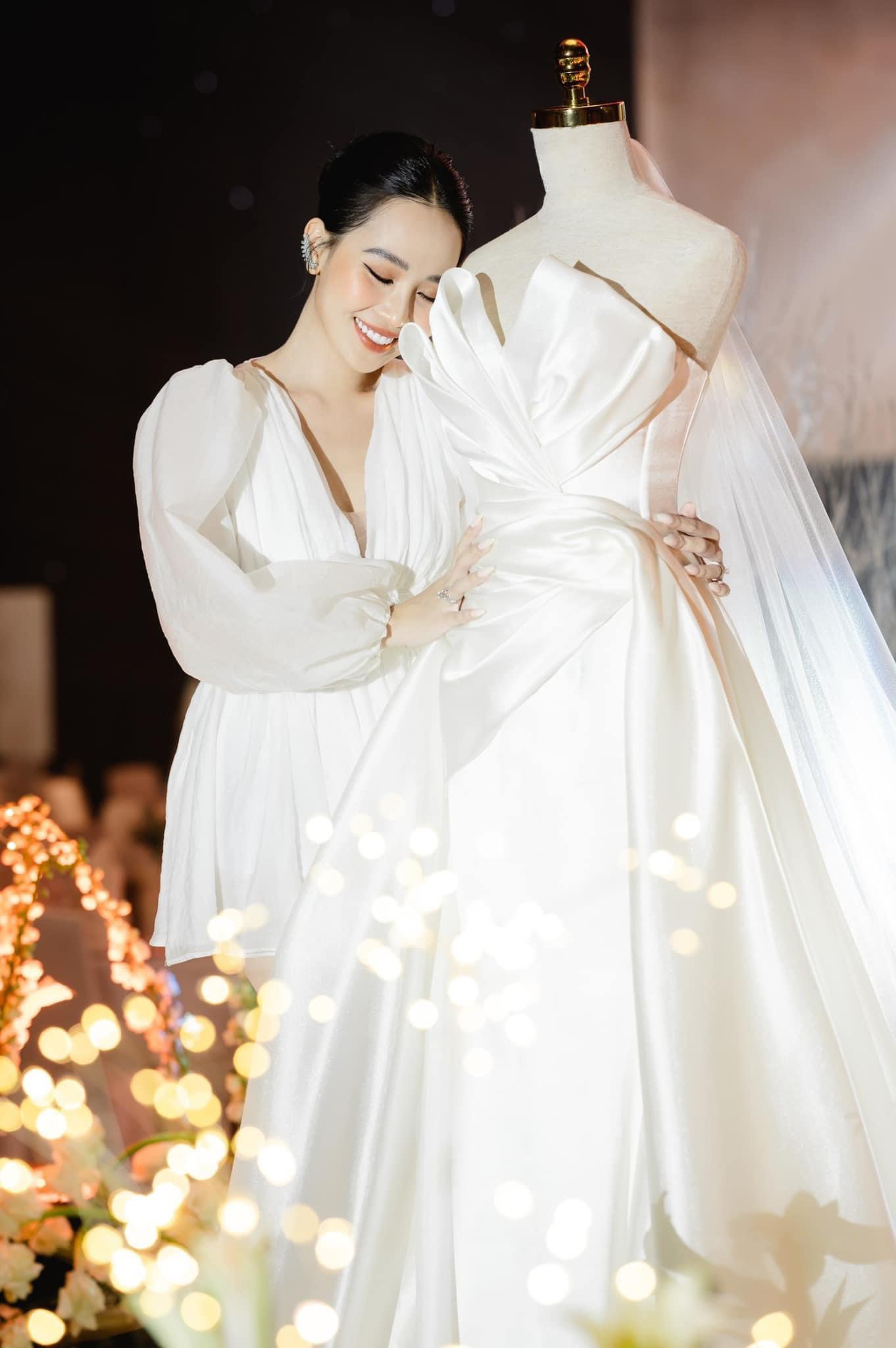 Đầm dạ hội cô dâu cúp ngực phối choàng tùng sau