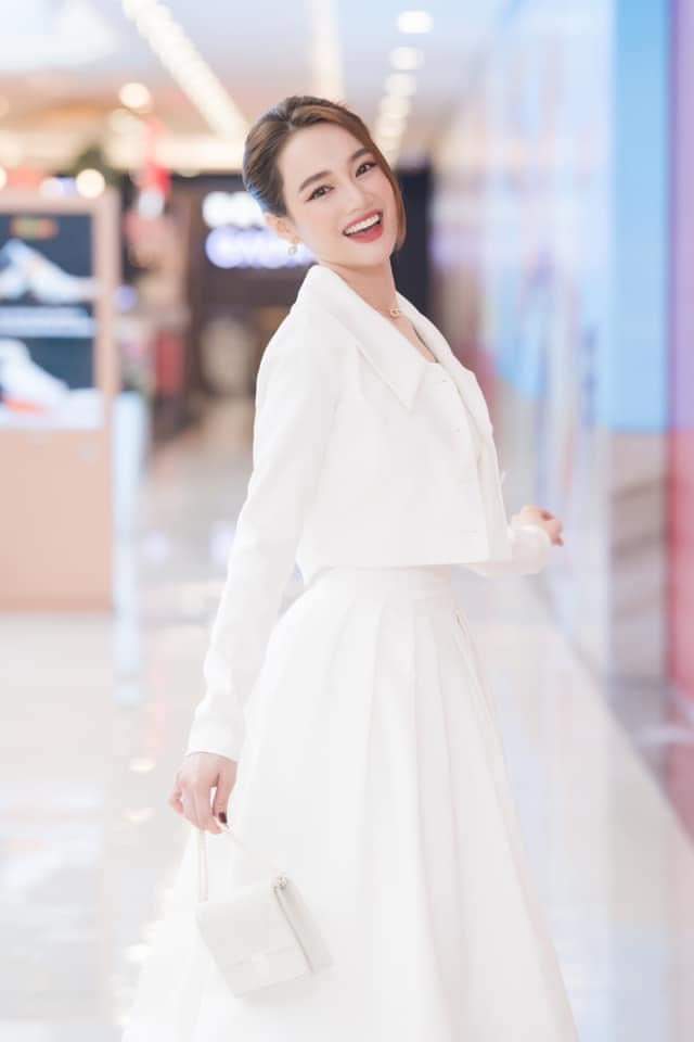 Đầm dáng xòe dài hai dây phối áo khoác vest tay dài