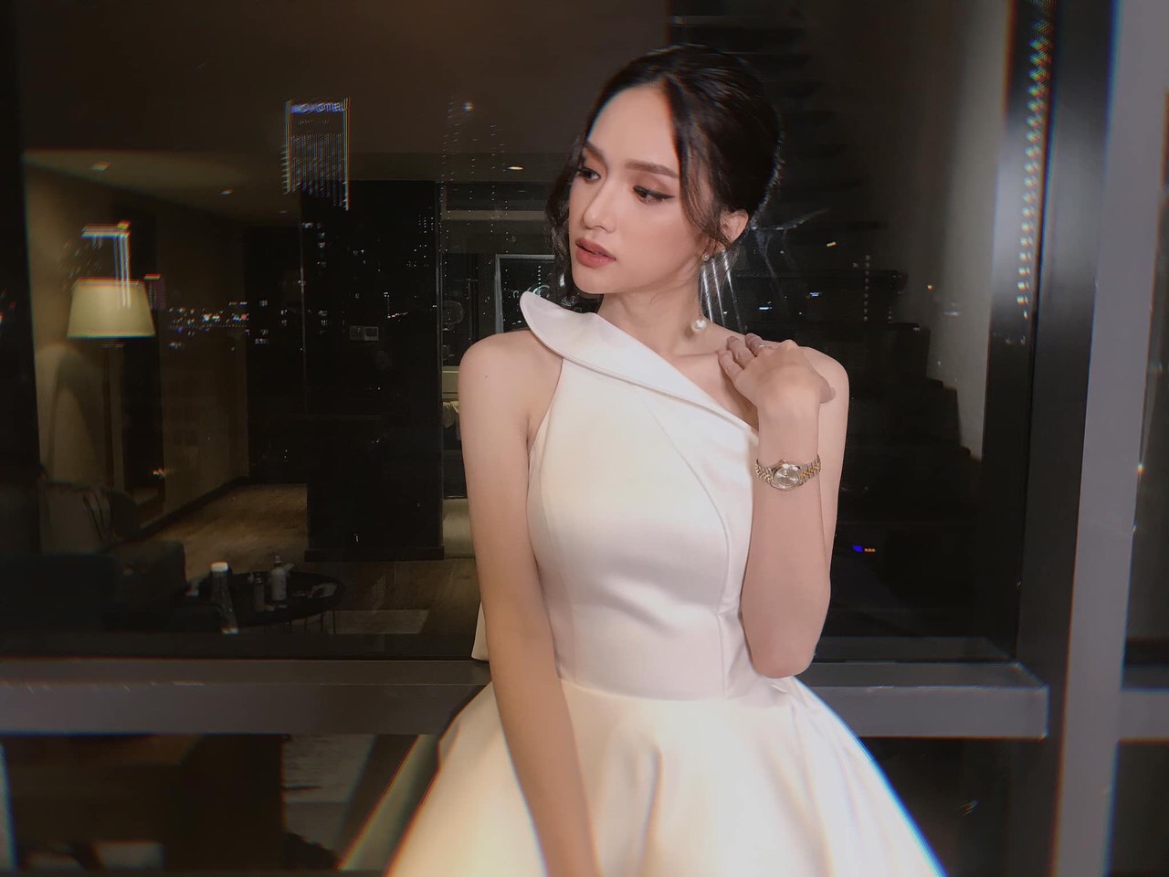 Đầm xoè kiểu lệch vai phối nơ sau cực sang trọng