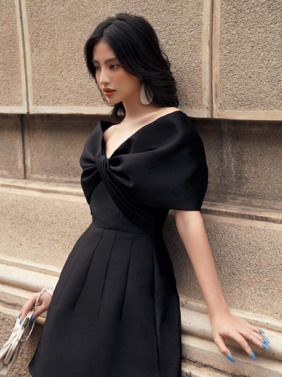 Đầm dáng xòe ngắn hở vai ngang phối nơ sang trọng (Đen)