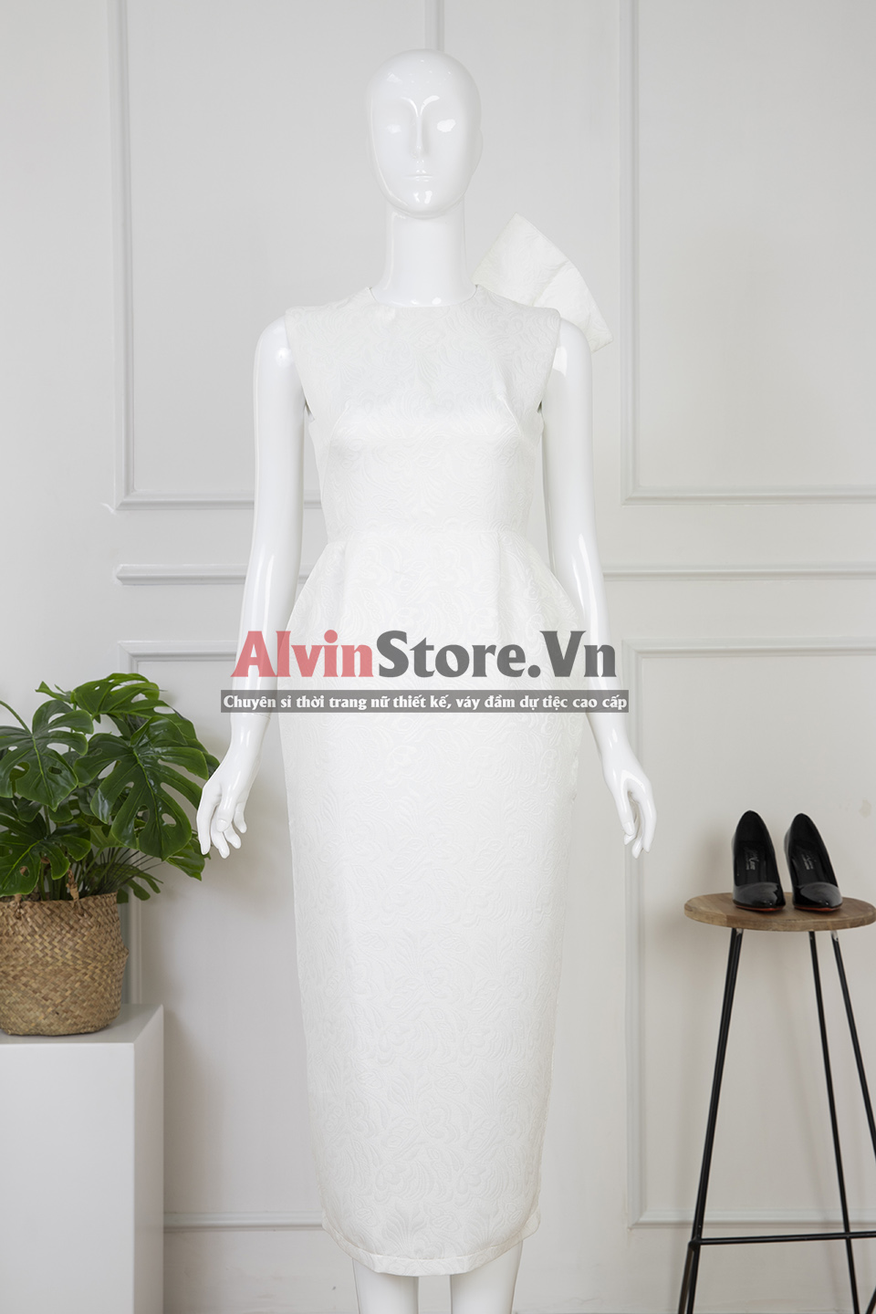 Đầm gấm ôm body sát nách nơ lưng đính ngọc