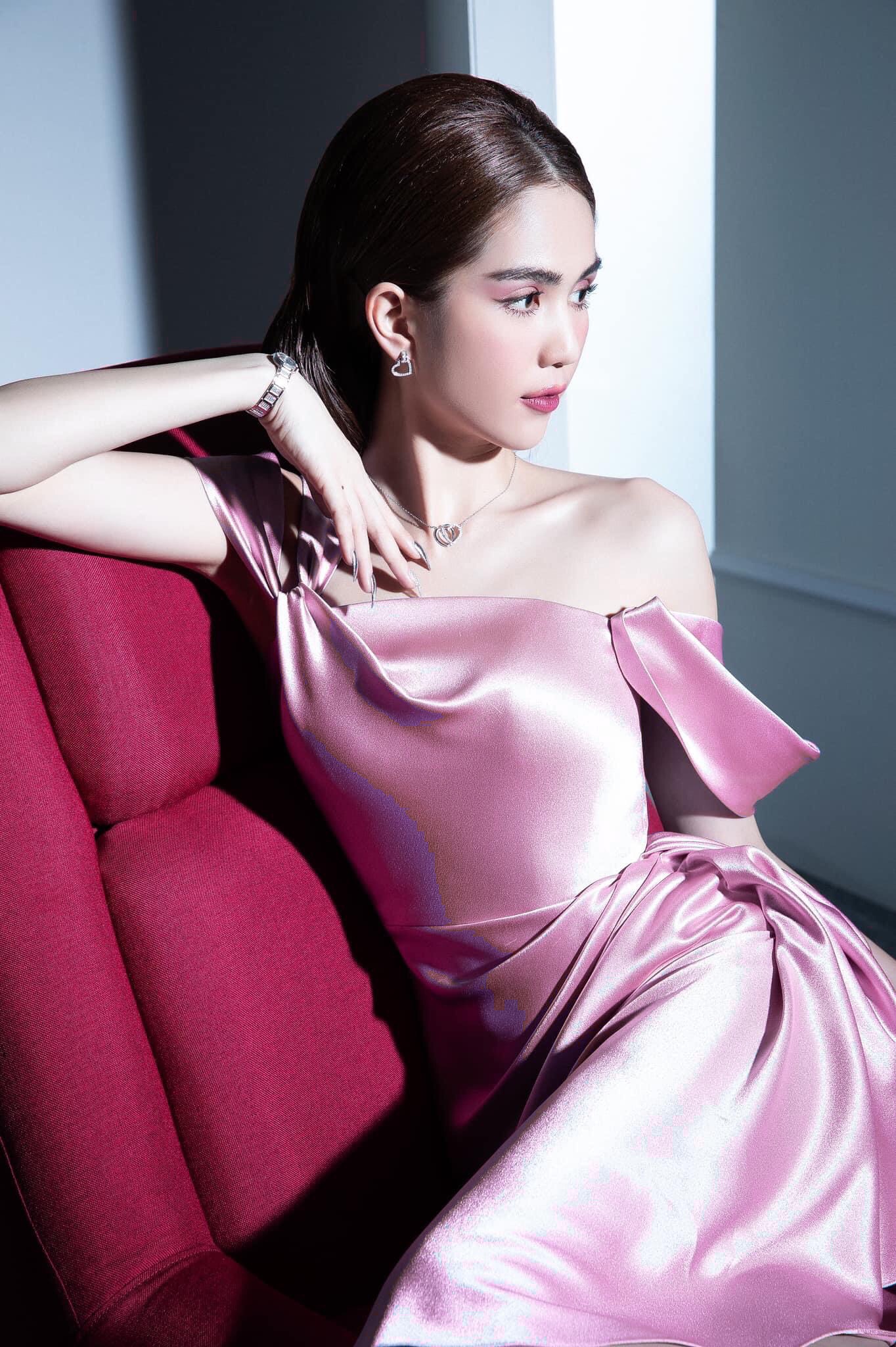 Đầm ôm body kiểu cúp ngực lệch vai phối bèo (Trắng)